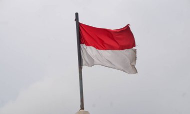 Endonezya Bayrağı, Kızıl ve Beyaz Bayrak, Endonezya 'nın ulusal sembolü. mavi gökyüzü arkaplanı