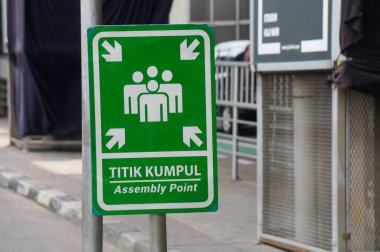 Toplanma noktası yazan bir tabela.