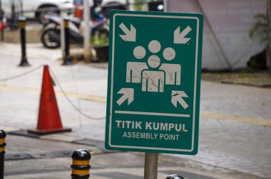 Toplanma noktası yazan bir tabela.