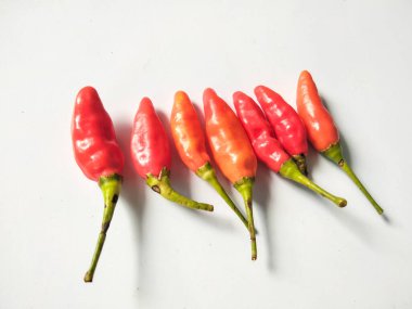 Beyaz arkaplanda karabiber izole