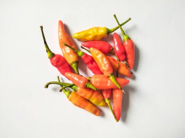 Beyaz arkaplanda karabiber izole