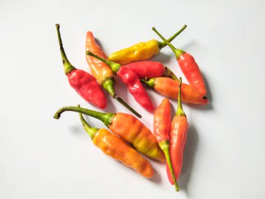 Beyaz arkaplanda karabiber izole