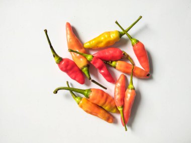 Beyaz arkaplanda karabiber izole