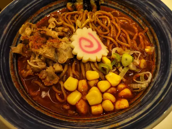 Japon yemeği. Biftek ve mısırlı baharatlı ramen.