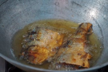 Bitkisel yağda kızartılmış süt balığı, Asya yemeği ve yemek..