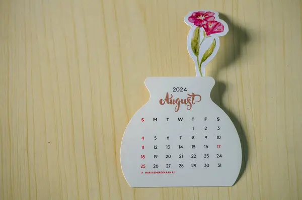 Desk calendar for August 2024, floral design