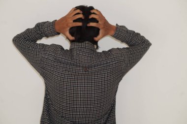 Stres jesti yapan genç bir adamın başını tutuşu. beyaz arkaplanda izole edilmiş 