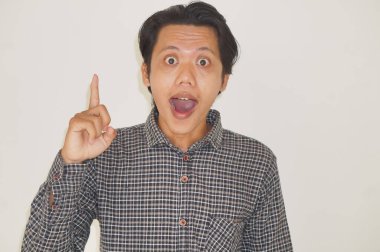 Siyah tişörtlü genç Asyalı adam elini kaldırarak sürpriz yaptı.