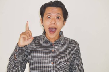 Siyah tişörtlü genç Asyalı adam elini kaldırarak sürpriz yaptı.