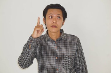 Siyah tişörtlü genç Asyalı adam mutlu bir şekilde elini kaldırdı.