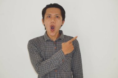 Siyah tişörtlü genç Asyalı bir adam elini yana uzatarak şaşırdı.