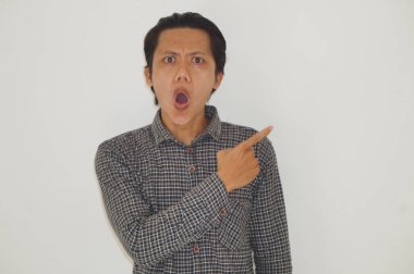 Siyah tişörtlü genç Asyalı bir adam elini yana uzatarak şaşırdı.