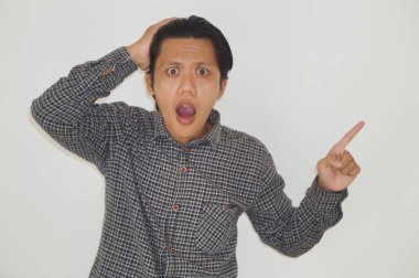 Siyah tişörtlü genç Asyalı bir adam elini yana uzatarak şaşırdı.