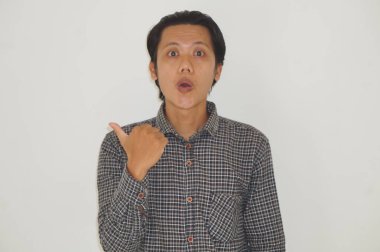 Siyah tişörtlü genç Asyalı bir adam elini yana uzatarak şaşırdı.