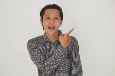 Siyah tişörtlü genç Asyalı adam gülümsüyor.