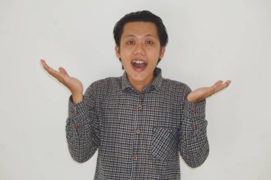 Beyaz arka planda siyah gömlekli Asyalı genç adamın mutlu ifadesi..