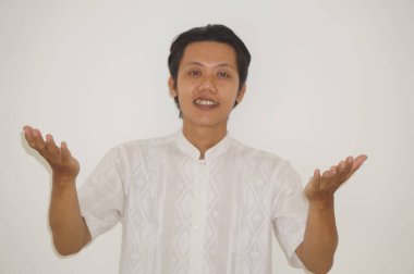 Beyaz gömlekli Asyalı genç adamın beyaz arka planda izole edilmiş neşeli ifadesi..