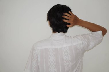 Stres jesti yapan genç bir adamın başını tutuşu. beyaz arkaplanda izole edilmiş 