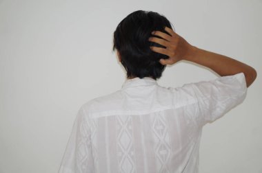 Stres jesti yapan genç bir adamın başını tutuşu. beyaz arkaplanda izole edilmiş 