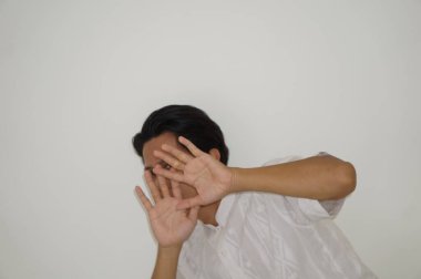 Beyaz gömlekli Asyalı genç adamın beyaz arka planda izole edilmiş yüz ifadesi.