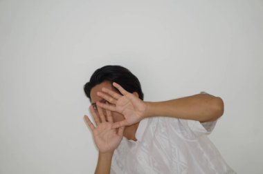 Beyaz gömlekli Asyalı genç adamın beyaz arka planda izole edilmiş yüz ifadesi.