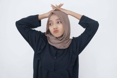 Siyah elbiseli ve tesettürlü güzel bir Asyalı kadın. Beyaz arkaplanı ayır