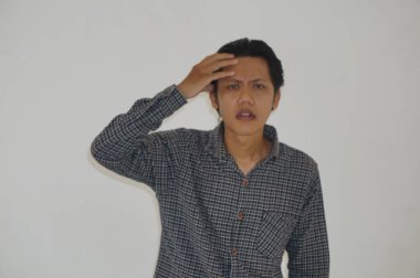 Siyah tişörtlü genç Asyalı adamın portresi..