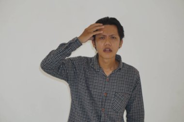 Siyah tişörtlü genç Asyalı adamın portresi..