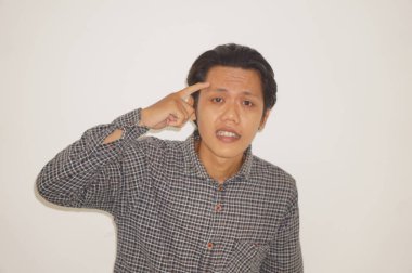 Genç Asyalı bir adam bir şeyler düşünüyor. izole edilmiş beyaz arkaplan.