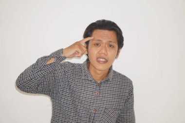 Genç Asyalı bir adam bir şeyler düşünüyor. izole edilmiş beyaz arkaplan.