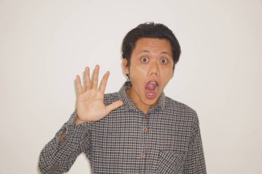 Siyah gömlek giyen, beyaz arka planda izole Asyalı bir adamın portresi..