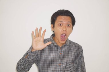 Siyah gömlek giyen, beyaz arka planda izole Asyalı bir adamın portresi..