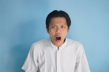 Asyalı genç adamın beyaz gömlekli yüz ifadesine şaşırdım.