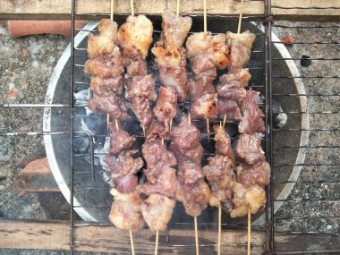 Mangal kömürü üzerinde ızgara sulu biftek. Popüler bir açık hava yemek etkinliği