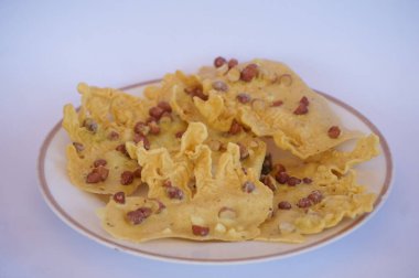 Rempeyek veya peyek kacang, fıstıklı, kavrulmuş ya da gevrek un ile kaplanmış, un (genellikle pirinç unu) ile yapılan çok kızartılmış Endonezya krakeridir.