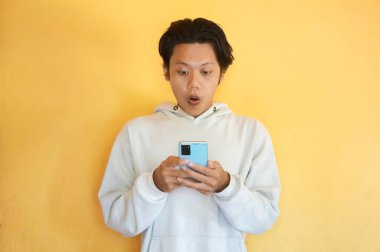 Cep telefonuna bakıp dururken kapüşonlu bir genç Asyalı süpriz yaptı.