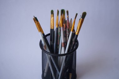 Beyaz arkaplanda izole edilmiş boya fırçaları