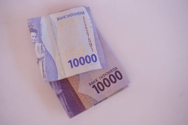 Beyaz arka planda izole edilmiş 10,000 rupiah banknot