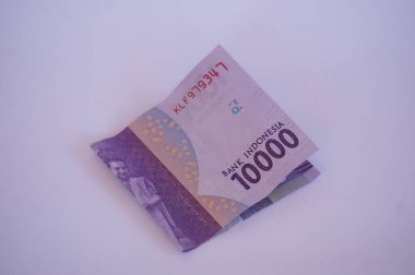 Beyaz arka planda izole edilmiş 10,000 rupiah banknot