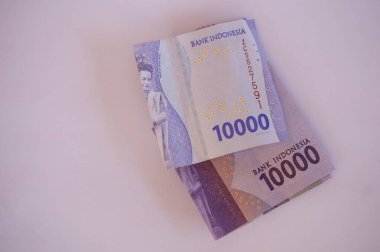 Beyaz arka planda izole edilmiş 10,000 rupiah banknot