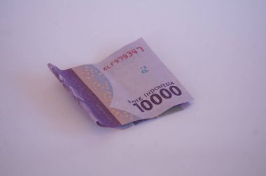 Beyaz arka planda izole edilmiş 10,000 rupiah banknot