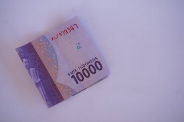 Beyaz arka planda izole edilmiş 10,000 rupiah banknot