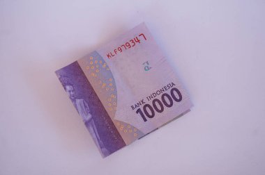 Beyaz arka planda izole edilmiş 10,000 rupiah banknot