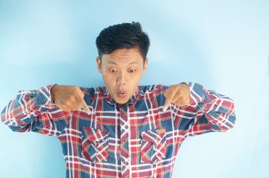 Asyalı genç adam işaret ederken şok oldu.