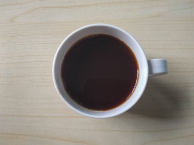 Ahşap arka plan üzerinde siyah kahve