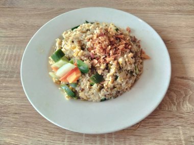 Yeşil biberli kızarmış pirinç soğanlı ve salatalık turşulu