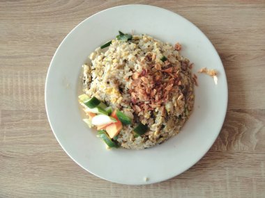 Yeşil biberli kızarmış pirinç soğanlı ve salatalık turşulu