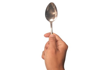 Beyaz arka planda bir adamın eli kaşığı tutuyor.