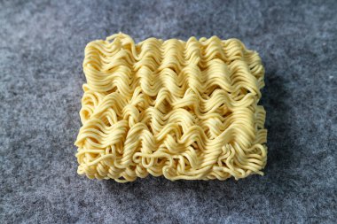 Taze beyaz erişte ya da gri arka planda çiğ erişte.