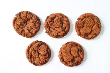 Beyaz arkaplanda çikolata parçalı kurabiyeler